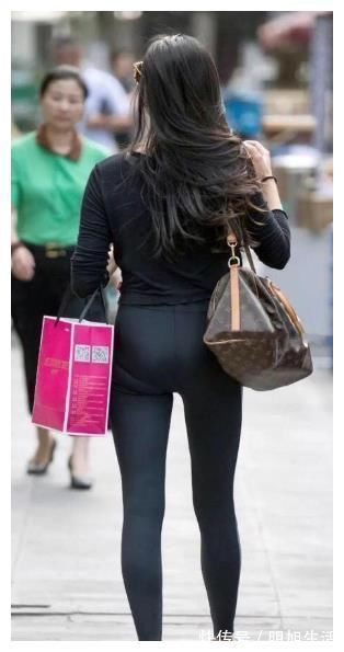 小衫|黑色针织衫搭配紧身打底裤,干练优雅,即可萌又可攻