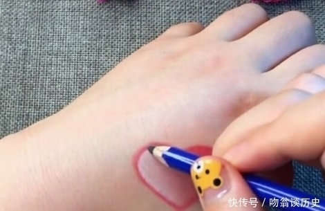 爱心@美术生在手上画粉色爱心水滴,像极了爱情,普通人:实力不允许!