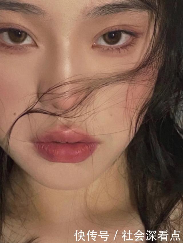 想要打造“氛围感美女”,妆容特点很重要,今日份妆容教程来啦!
