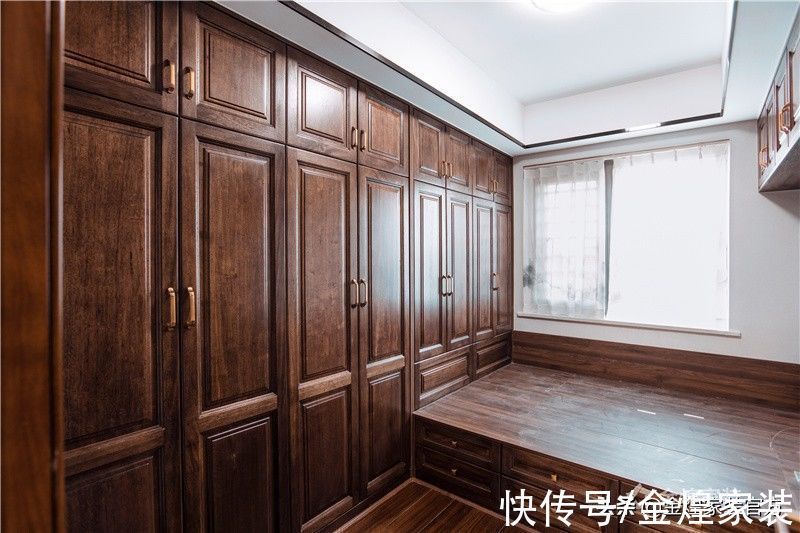 奢华感|139㎡新中式装修,让客厅怦然心动,沉稳大气又别具韵味