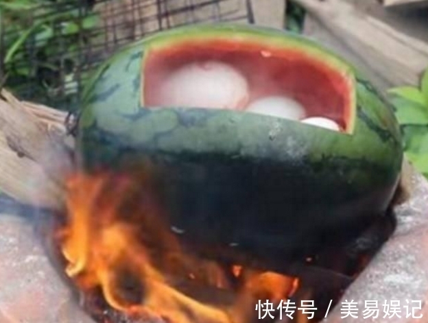 西瓜皮|女子把鸡蛋放进西瓜里煮，婆婆大骂挥霍无度，20分钟后惊喜来了