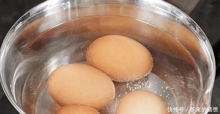 白水煮鸡蛋时,在水里放点“它”,鸡蛋壳一碰就掉,鸡蛋香嫩好吃