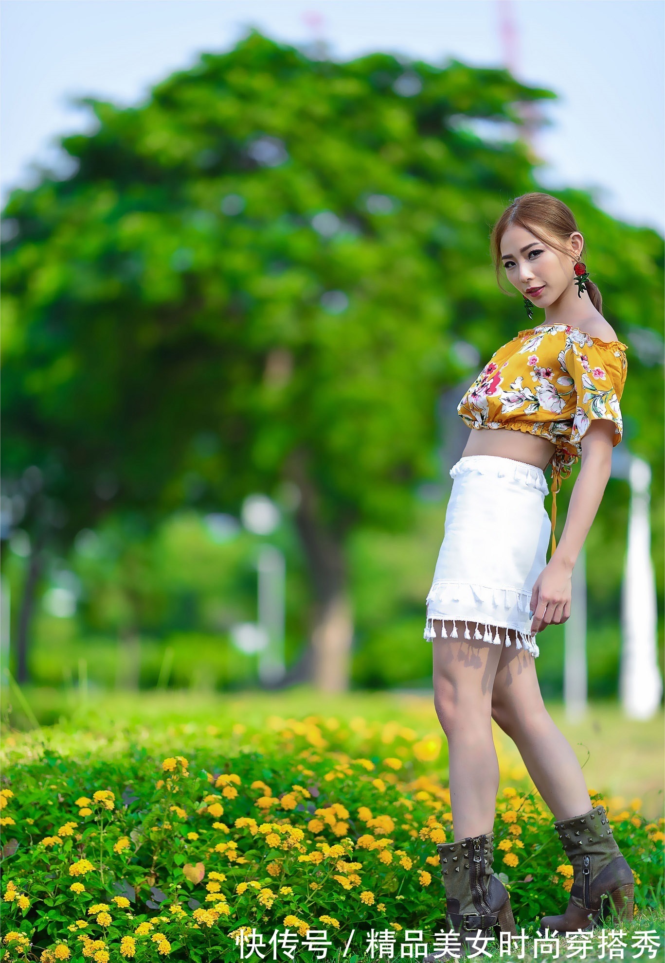 印花上衣 一字肩印花上衣下搭白色的短裙脚上一双高跟短靴,时尚又有型