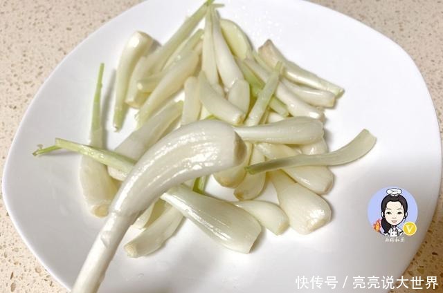 它被人称“菜中灵芝”，简单一拌就好吃，5块钱一斤，遇见别错过