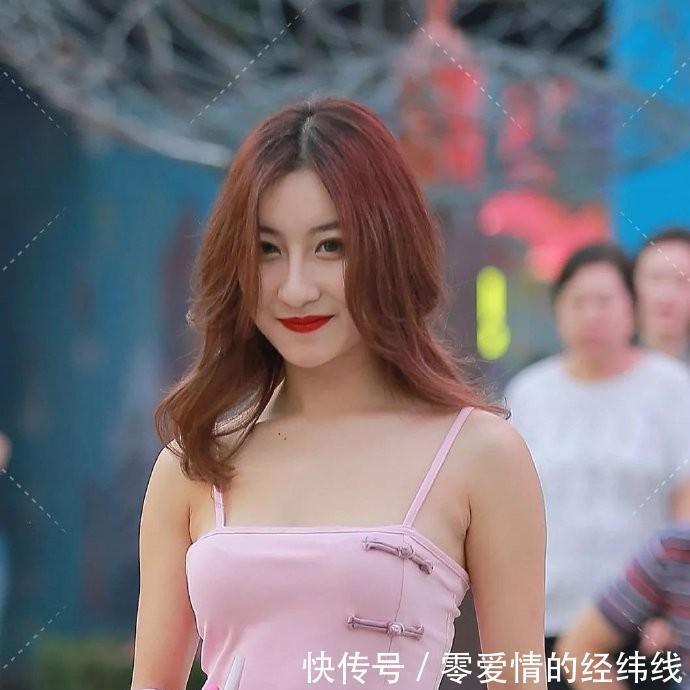 粉裙|粉裙来配透明鞋,微胖妹子要是会穿的话,那就会更让人心动