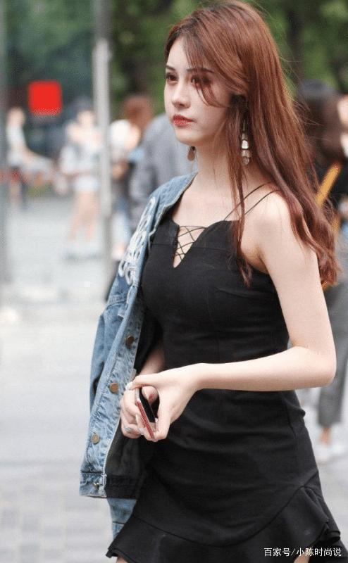 黑吊带与披肩牛仔上衣搭配,造型独特,设计十足