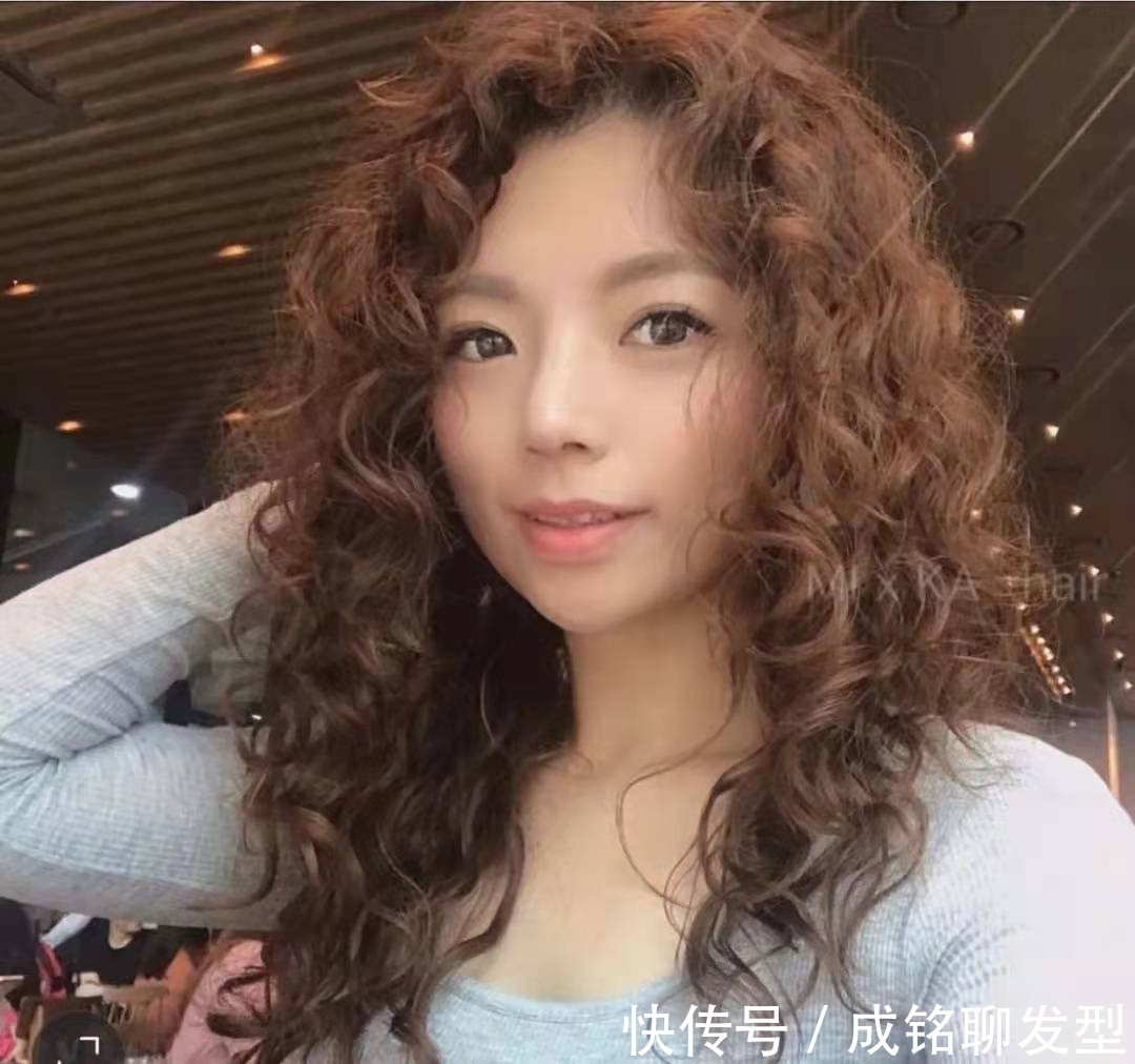 脸大 有这三个特征的女人,千万别烫这种全头烫卷发,土气显老还显脸大