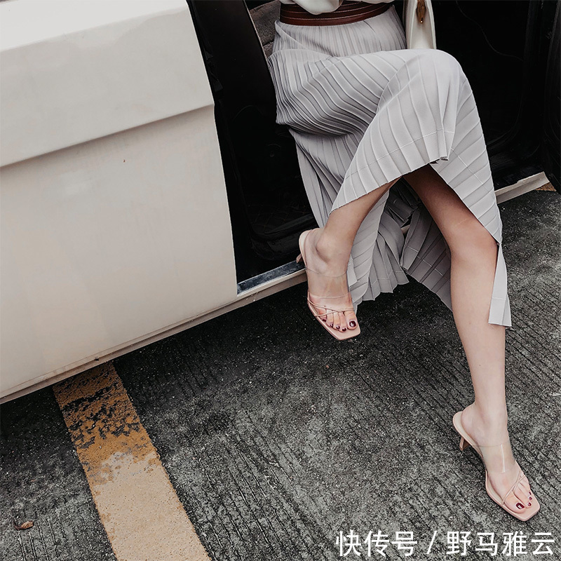 当平底鞋满足不了你的搭配,穿上一双高跟鞋,才是高级的性感