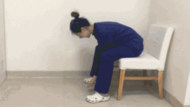 董卿连续录节目15小时，累到拼命揉腰，打工人都逃不过“腰痛定律”