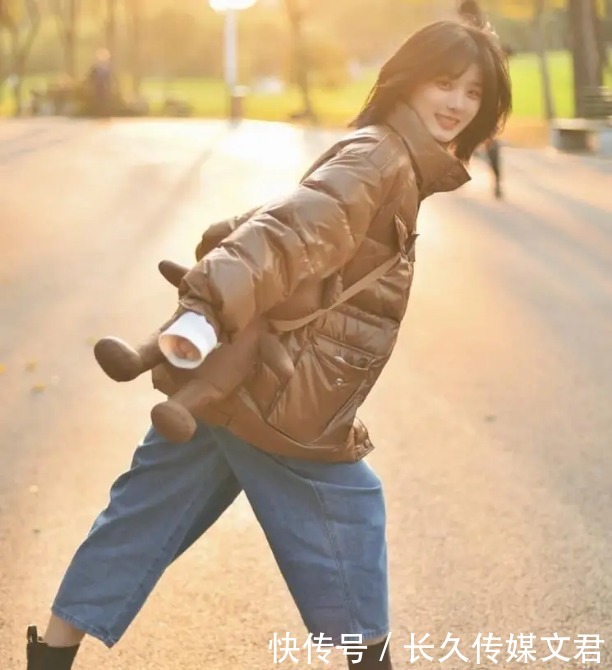 羽绒服配帆布鞋很好看，但今冬更流行搭这几双“靴子”，保暖显瘦