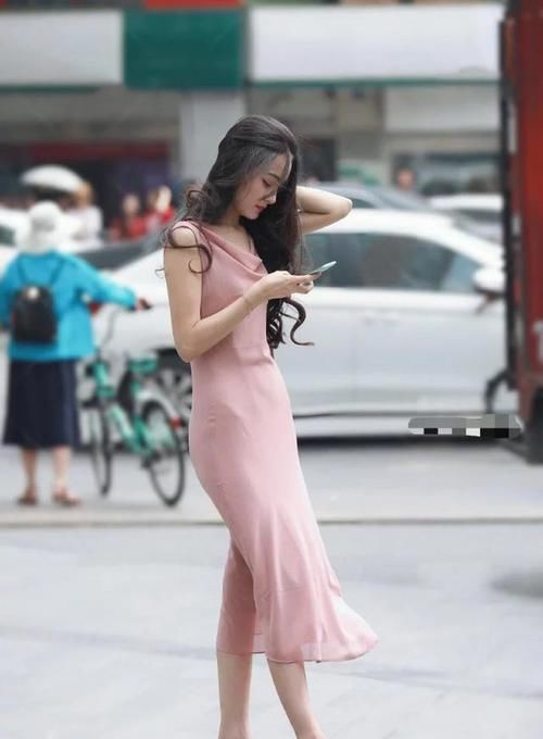 粉色|白嫩的美女穿上粉色的裙子,连风都眷顾她,增添女性的魅力