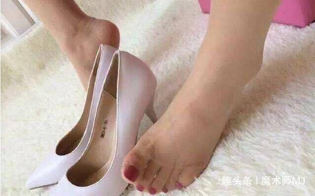 红色高跟鞋 尖尖细高跟,鞋头犀利地指向前方,更显女人们雍容华贵的气质!