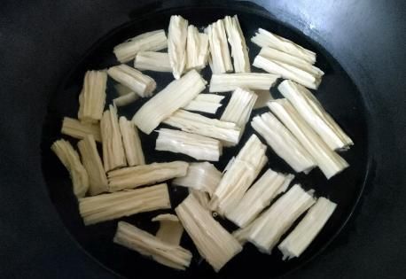 方法|泡腐竹只用清水就错了,学会饭店的方法,15分钟泡发还不夹硬