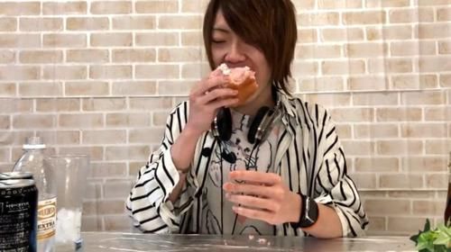 大胃王挑战30斤“牛排”，啃一口却穿帮了，网友：我能吃50斤