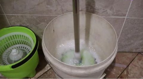 把拖把这样泡一泡,不管多脏的,都会干净如新!