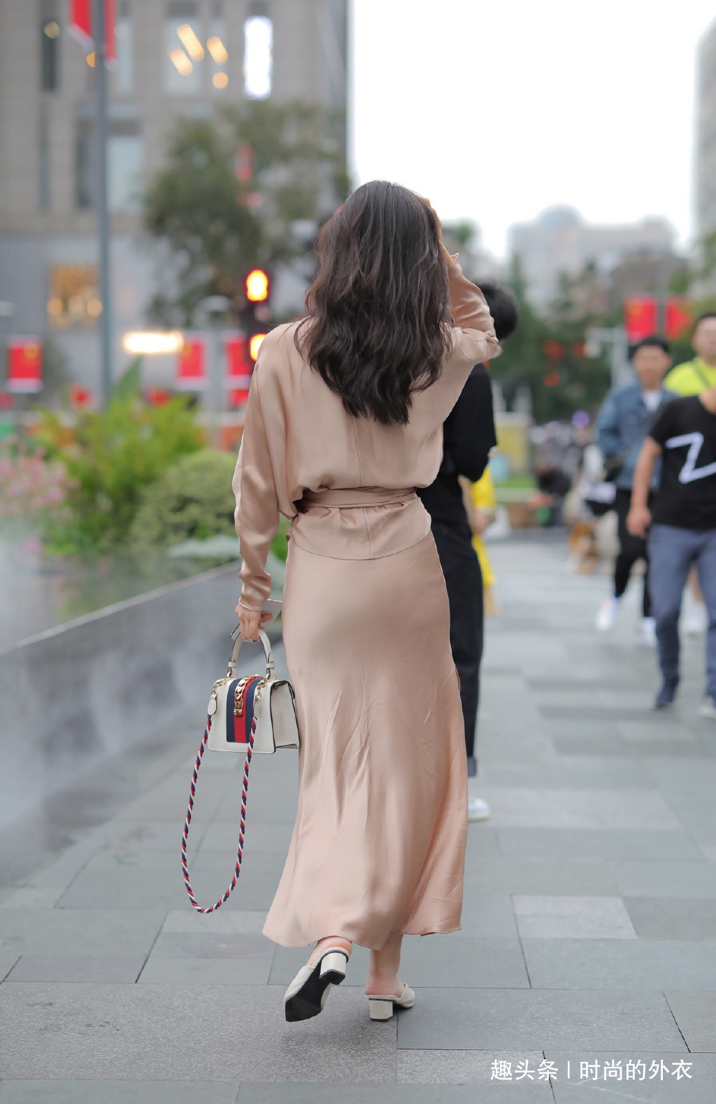 偏爱时尚省心的装扮，套装裙是个不错的选择，轻盈舒适又显气质