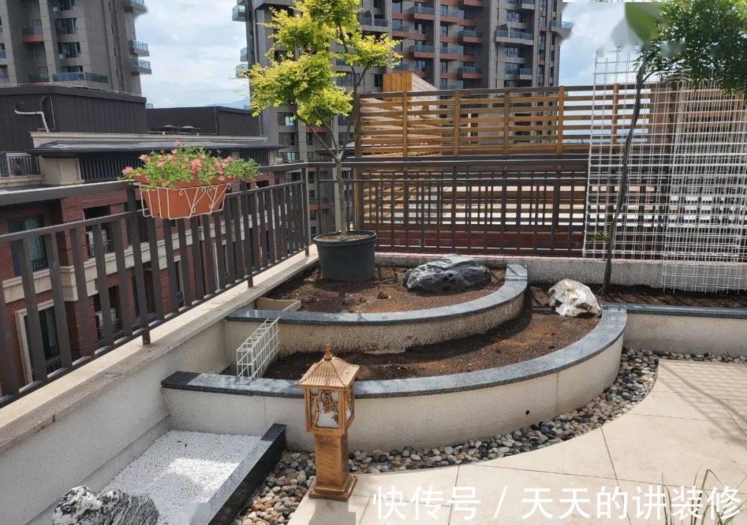 种菜|开发商送的大露台,沿墙砌20米长花池,种花种菜,不要还能拆掉!