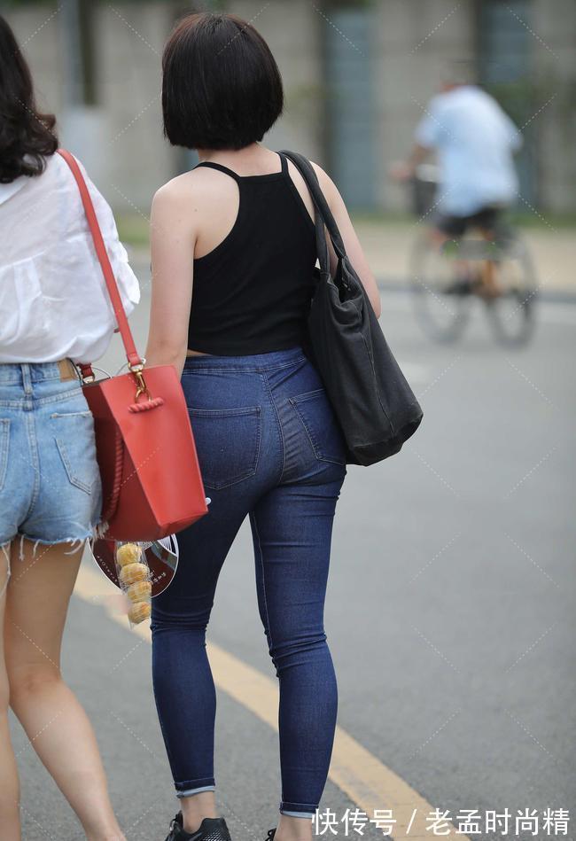 修身牛仔裤|黑色不只可以搭配白系,搭配蓝系牛仔裤,也可展现休闲时尚范儿