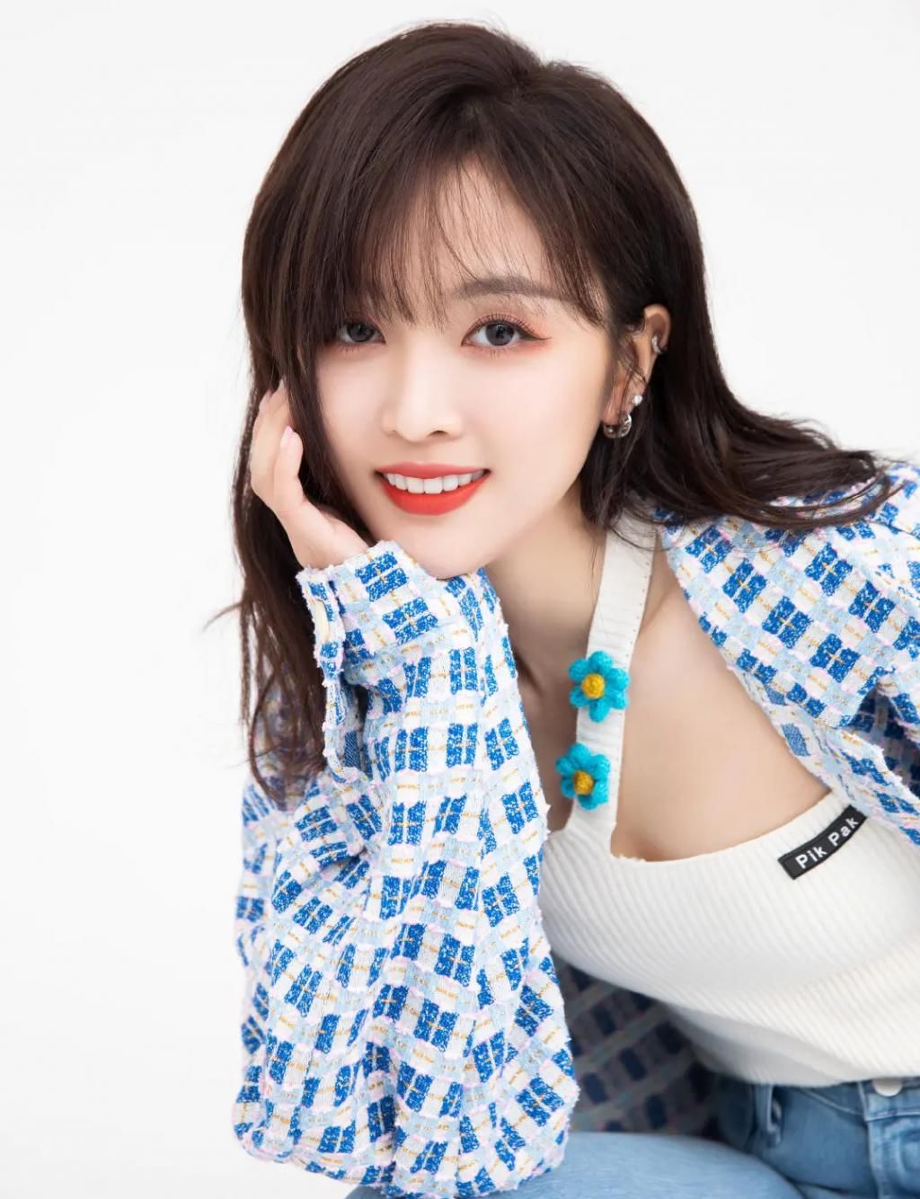 搭配|吴宣仪亮相薇娅直播间“大龅牙”和“假腿”抢镜 粉裙很甜美