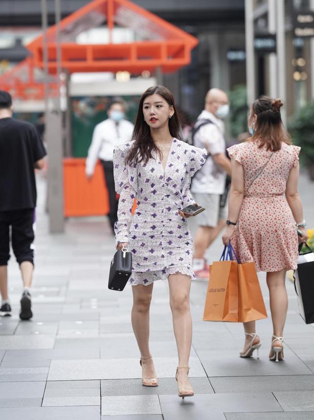 美女街拍:复古风不会过时,让小姐姐神采奕奕,展现不一样的性感与调皮