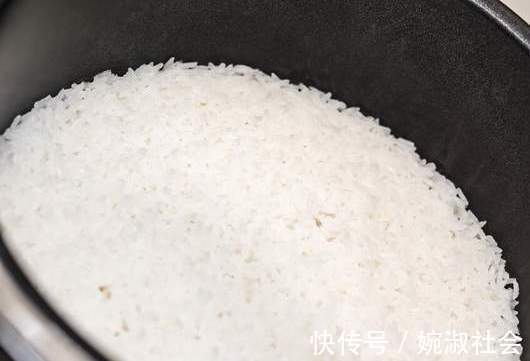 清水|蒸米饭,只放清水还不够,多放2样,米饭喷香软糯,粒粒饱满