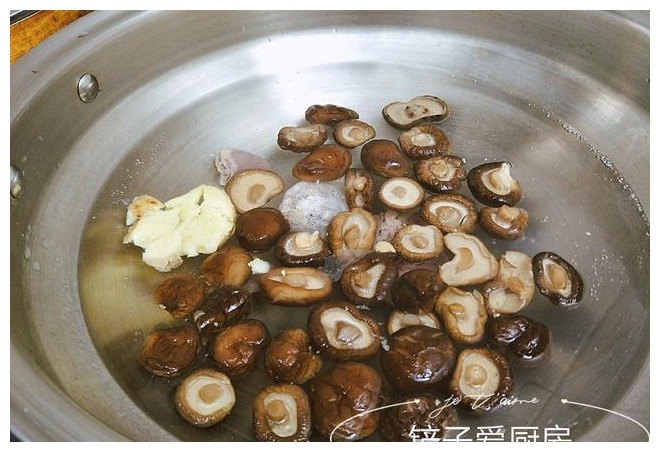 炖鸡汤需要焯水吗这步做错了,鸡肉发柴,放再多的料也不好喝