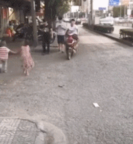 |搞笑动图:把妹子的小脸放手掌上捏一捏!