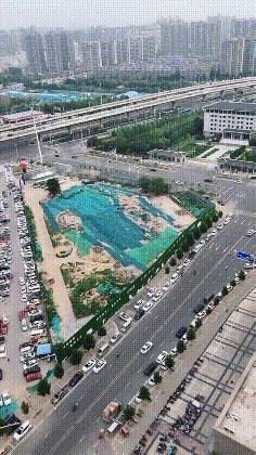 |搞笑GIF:都这时候了还看什么看 赶紧来救我啊,真装不下去了