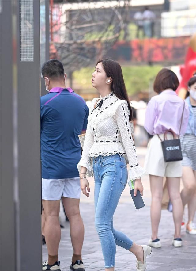 好身材|好身材的姑娘选择紧身牛仔裤,夏季也要有一下自己,穿搭要有特点
