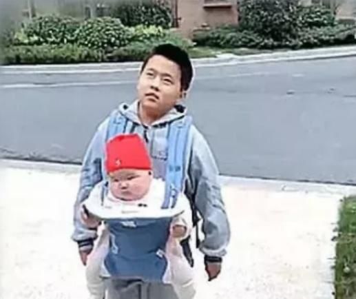 生无可恋|妹妹与哥哥相差10岁,哥哥带妹出行一脸生无可恋:比书包重多了