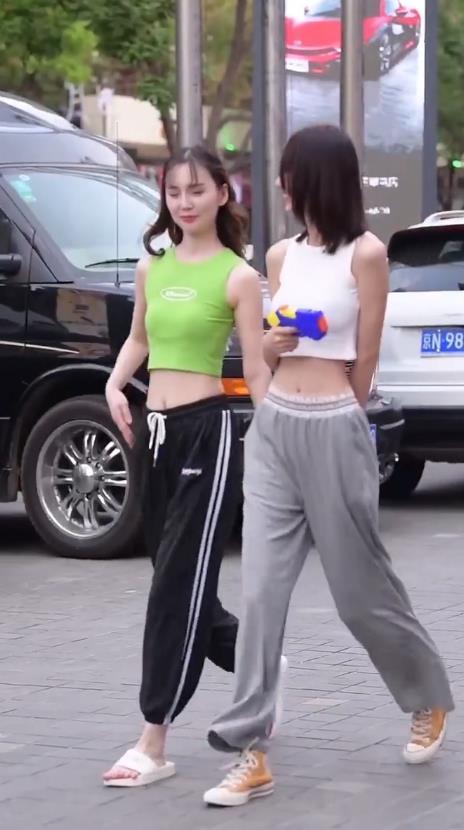 潮流精必须要有,这种露脐装还能流行二十年