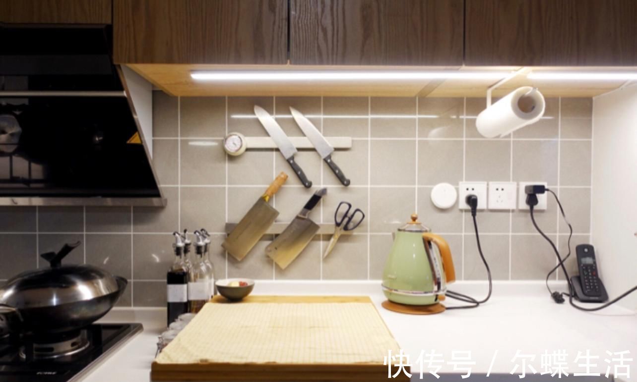 灶台|原来不懂，厨房瓶瓶罐罐堆灶台！其实早该这样弄，干干净净又高级