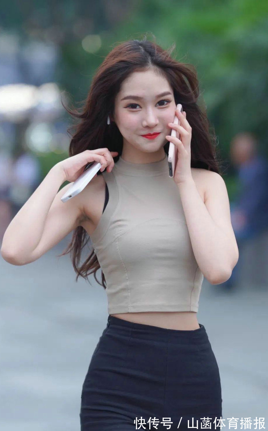 穿搭 浅灰色衬衫搭配黑色短裤,看起来更潮流和个性,显身材纤细和优美