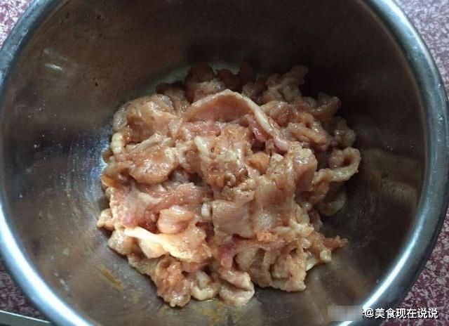 大厨无意透漏：炒猪肉时，多加这“2步”，肉质炒不老，越炒越香