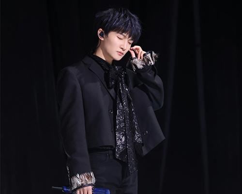 周深创造营首秀舞台《自己按门铃自己听》高音穿透全场，惊艳众人