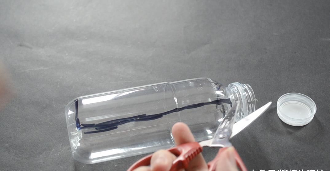  省钱|塑料瓶我再也不扔了, 改造一下, 粘在厨房里有大用处, 省钱又实用