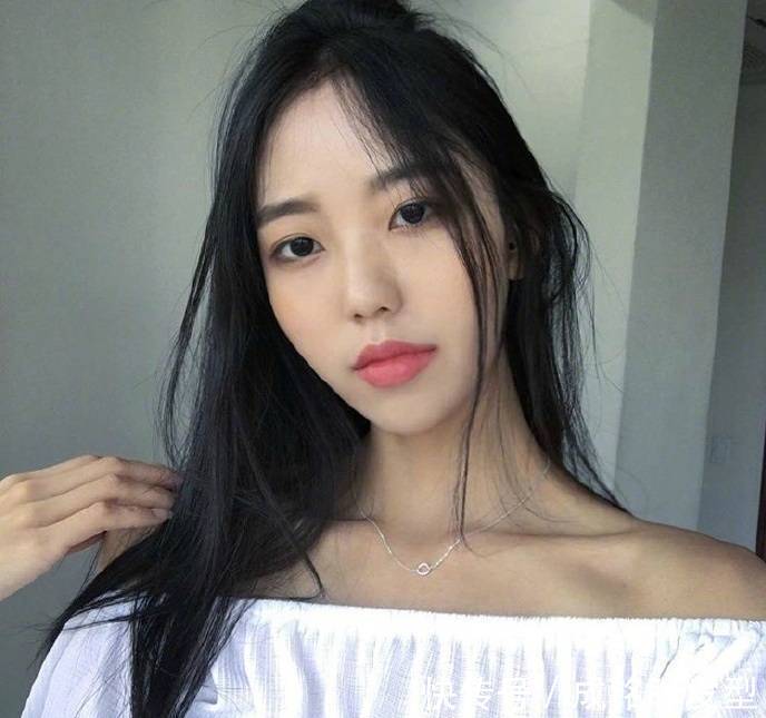 发量 你适合“烫发”还是“直发”?关键看这三点,选错发型显老又土气