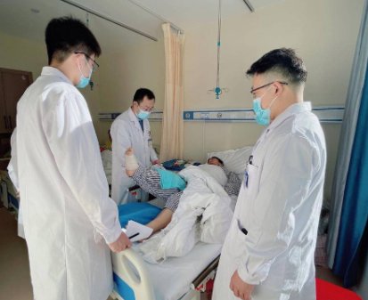 姚女士|双膝关节置换解除20年沉疴，患者康复赠送锦旗致谢