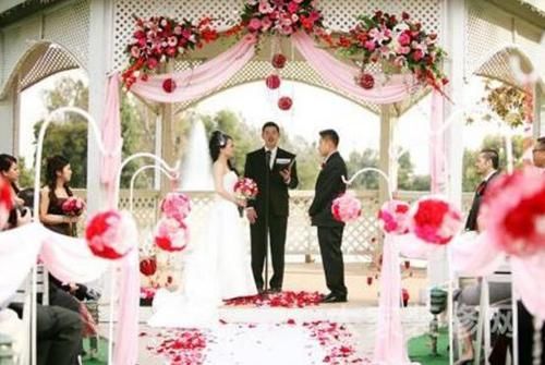 “最帅新娘”走红，婚礼就像拜把子，网友调侃：娶了个兄弟进门