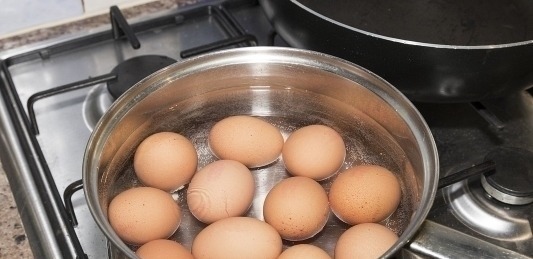 营养物质|早晨吃鸡蛋对身体好,有些人可能吃错了,尽量避开2个误区