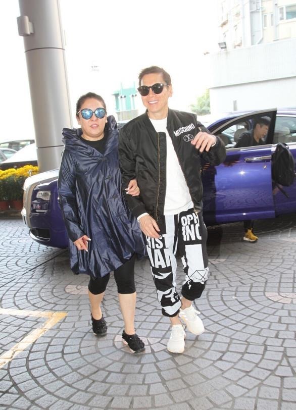 独特魅力|向太这气质真不是吹的，穿墨蓝色外套简约低调，难掩强大气场