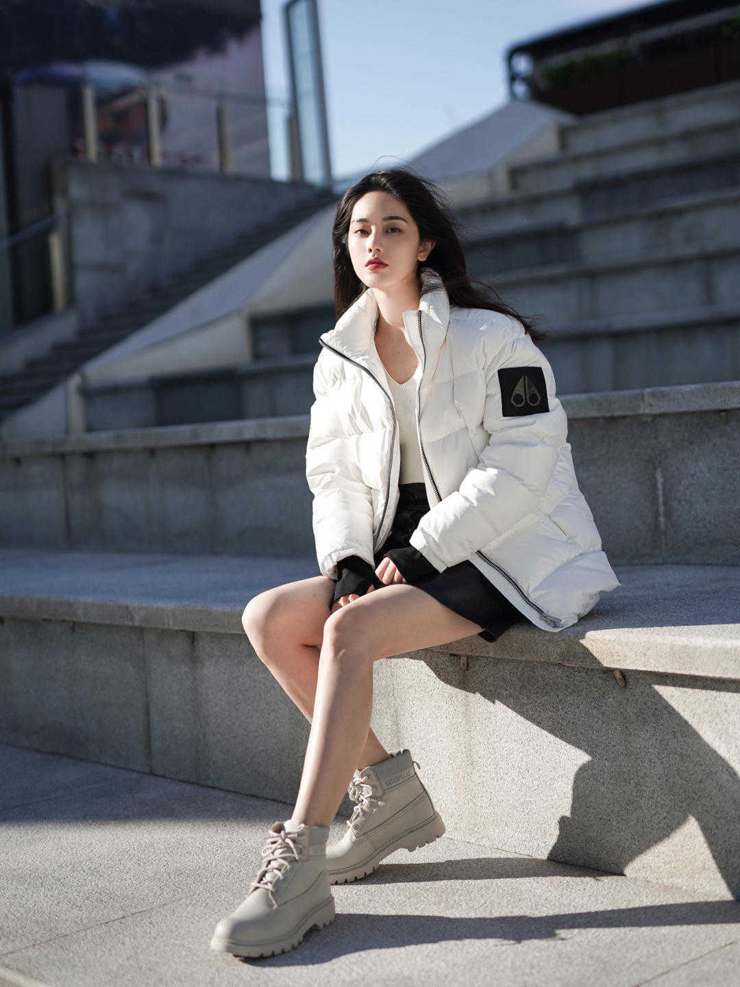 减龄|冬天造型不全是沉闷的!学会“上浅下深”的穿法,明艳又减龄