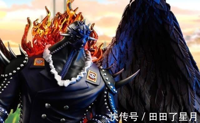 羽翼|海贼王三灾烬的手办,每根羽毛纹理都清晰可见,这得花多少时间