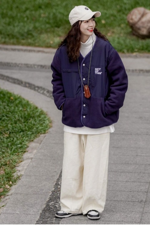 减龄|秋冬的“棒球服”怎么穿才帅气?建议搭配阔腿裤,舒适又减龄