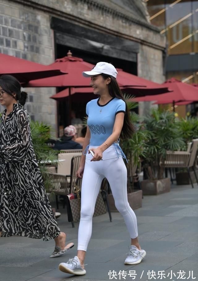 小姐姐 浅蓝色加白色的搭配,瑜伽裤看起来运动感满满,不失青春靓丽