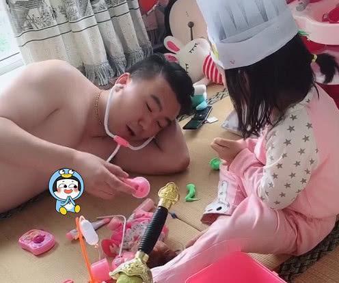 我家|“宠娃狂魔奶爸”带小情人玩耍走红,网友:我家怕是有个假爸爸