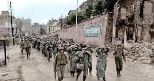 被评|1米6英国兵俘虏2米3的德国兵，其他俘虏笑场，被评最萌身高差