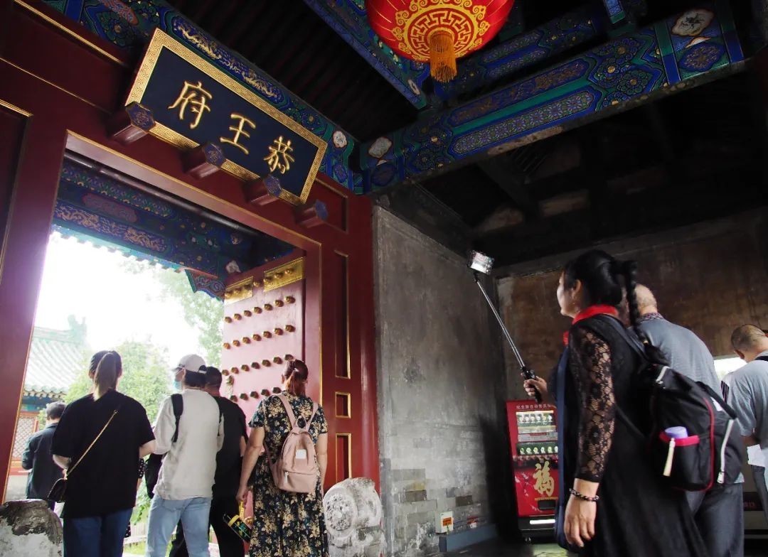 到底|鳌拜家大门上挂的匾额,到底写的是什么?