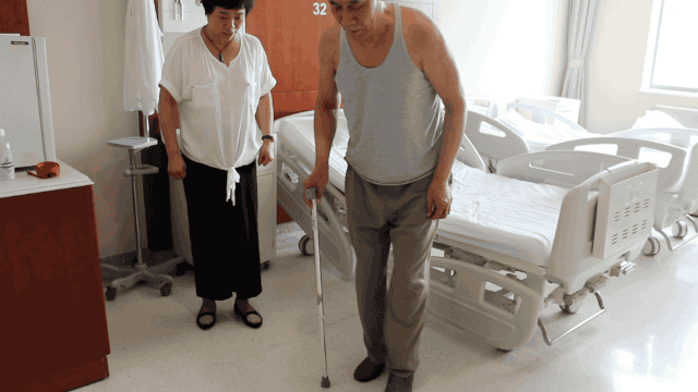 一只脚|帕金森有哪些典型症状呢?该如何治疗?