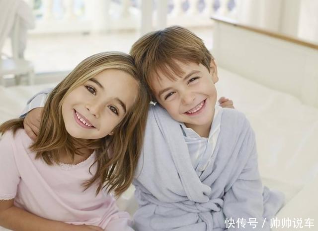 孩子|妹妹被教训后,一脸委屈躲在哥哥怀里,妈妈看后心都暖化了